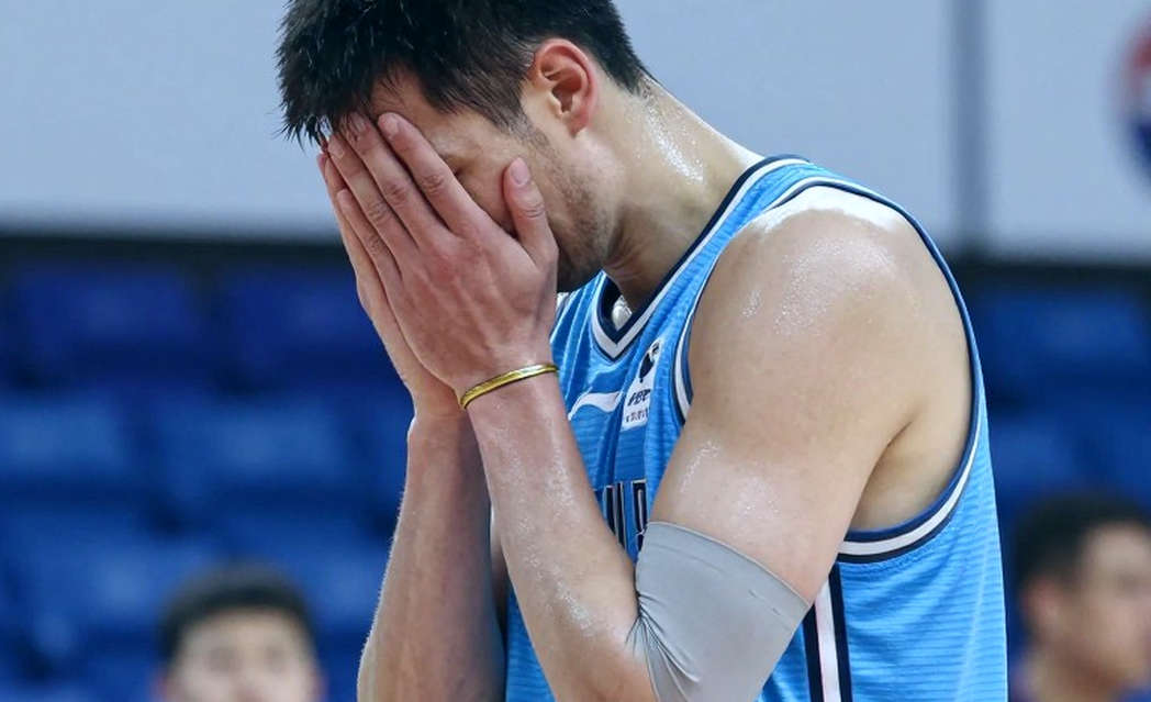 Alberto Díaz nghỉ 6-8 tuần: Unicaja mất lá chắn tuyến đầu, và mất cả tiếng nói trong phòng thay đồ